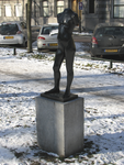 905774 Afbeelding het bronzen beeldhouwwerk 'Staand meisje' van Eja Siepman van den Berg (1943) in winterse sfeer, in ...